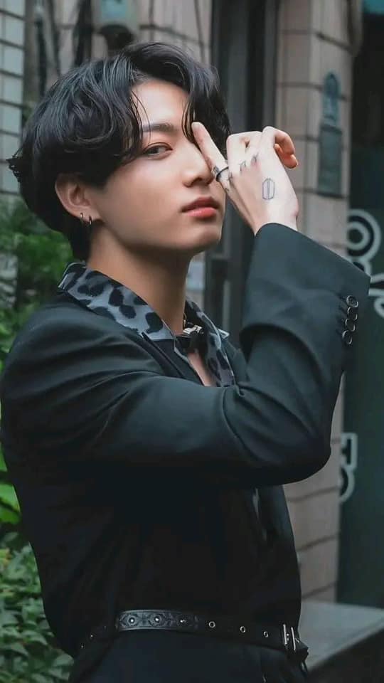 imagen de jungkook con camisa negra