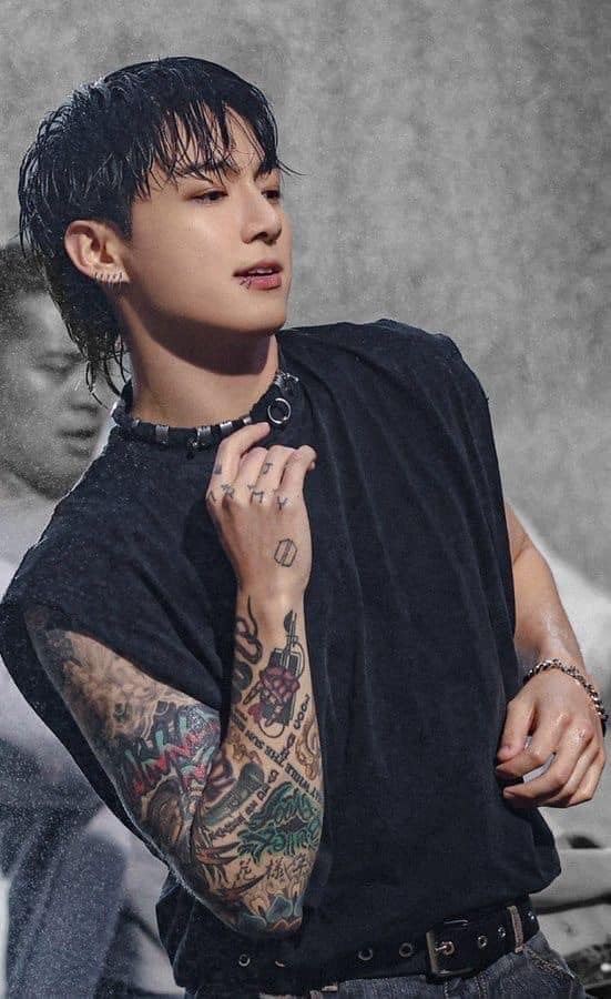 jungkook con playera negra