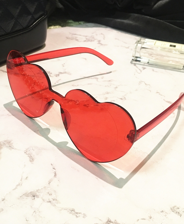 imagen de lentes rojos aespa