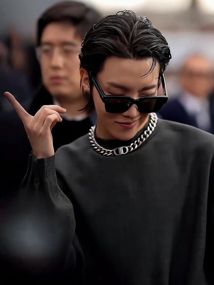 Imagen de J Hope con lentes negros