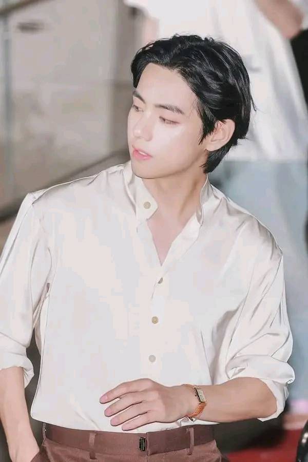 imagen de V con camisa blanca