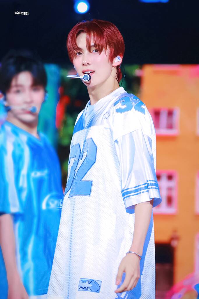 Imagen de youngjae cantando
